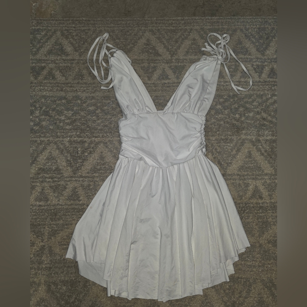 Elegant White Sleeveless Dress